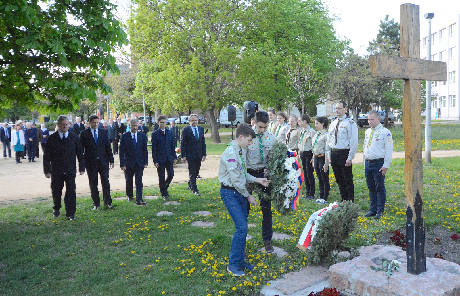 Koszorúzással emlékeznek a Katyñ Emlékkeresztnél